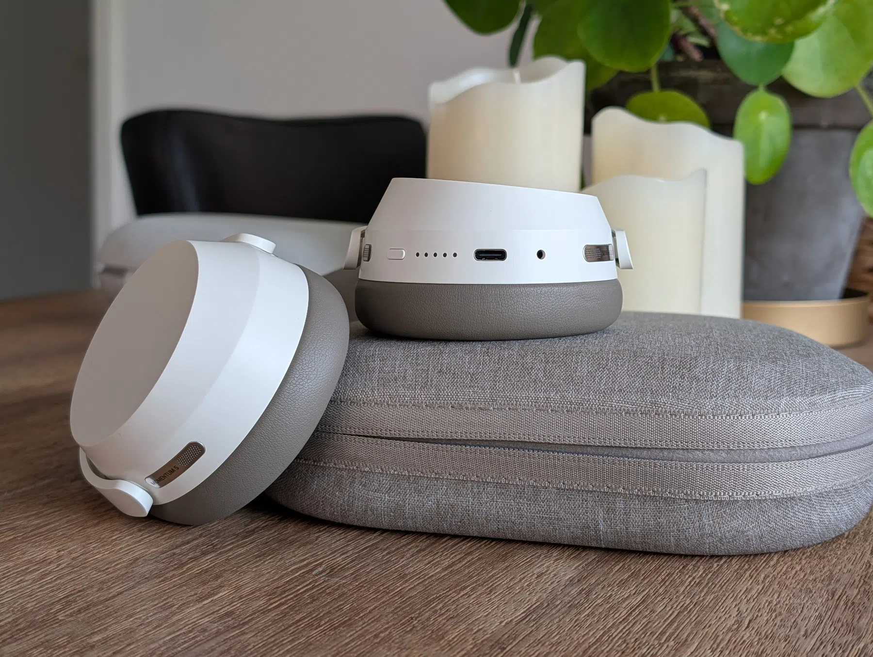 Knopjes op de Sennheiser-koptelefoon.